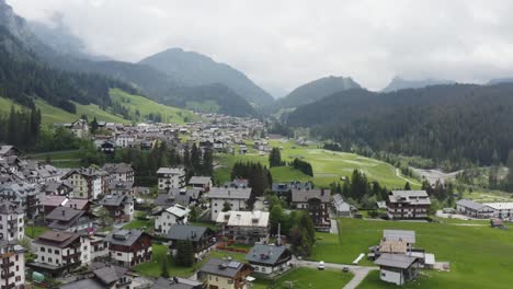 Sommer-Drohnenflug-über-Das-Bergdorf-Sappada,-Italienisches-Skigebiet-In-Den-Dolomiten