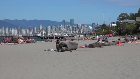 Mujer-Se-Extiende-En-Bikini-En-La-Playa