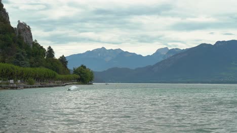 Der-See-Von-Annecy-Ist-Ein-Beliebtes-Touristenziel,-Bekannt-Für-Seine-Bade--Und-Wassersportmöglichkeiten