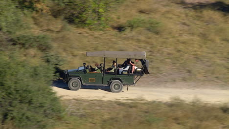 Ein-Touristenfahrzeug-Auf-Einer-Pirschfahrt-Im-Okavangodelta-In-Botswana