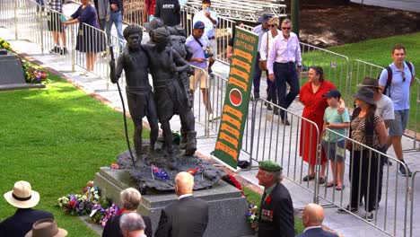 Familien-Von-Kriegshelden-Und-Vertreter-Des-39.-Infanteriebataillons-Versammelten-Sich-An-Der-Bronzestatue-Der-Südwestpazifikkampagne,-Um-Diejenigen-Zu-Betrauern-Und-Zu-Ehren,-Die-Während-Des-Krieges-Gedient-Hatten