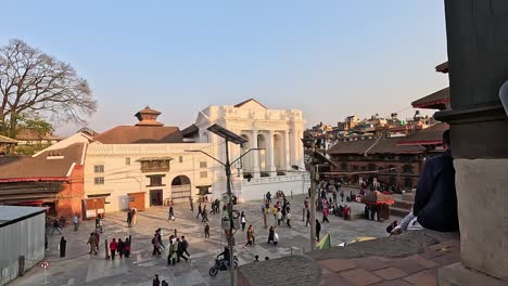 Spaziergang-Entlang-Der-Steintreppe-Der-Großen-Pagode-In-Kathmandu