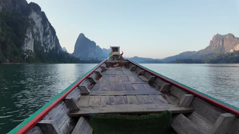 Vista-De-Lapso-De-Tiempo-Del-Barco-En-El-Parque-Nacional-De-Khao-Sok,-Surat-Thani,-Tailandia