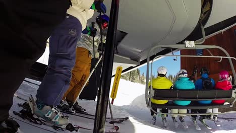 Skifahrer-Macht-Sich-Bereit,-In-Colorado-Auf-Einen-Sessellift-Zu-Steigen