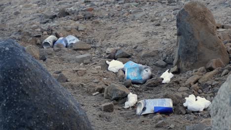 Schwenk-über-Bierdosen-Und-Anderen-Müll,-Müllstreu-Auf-Strandsand