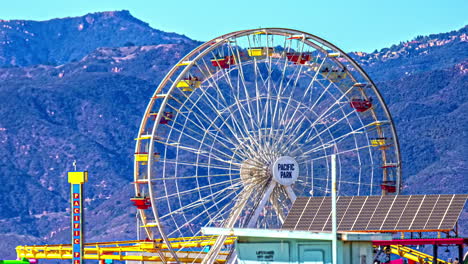 Zeitraffer,-Riesenrad-Im-Pacific-Park-Am-Santa-Monica-Pier,-Kalifornien,-USA-An-Einem-Sonnigen-Tag