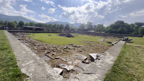 Cuadro-En-Movimiento-Con-El-Sitio-Arqueológico-De-La-Colonia-Ulpia-Traiana-Augusta-Dacica-Sarmizegetusa