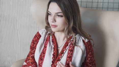 Porträt-Eines-Hübschen-Mädchens-In-Einem-Bestickten-Authentischen-Ukrainischen-Hemd,-Das-Nachdenklich-Ihr-Haar-Anpasst