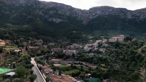 Vista-Panorámica-Del-Pueblo-De-Deia-En-Mallorca-Con-Telón-De-Fondo-De-Montaña.