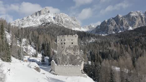 Atemberaubende-Luftaufnahmen-Der-Burgruine-Andraz-In-Malerischen-Dolomitenwäldern