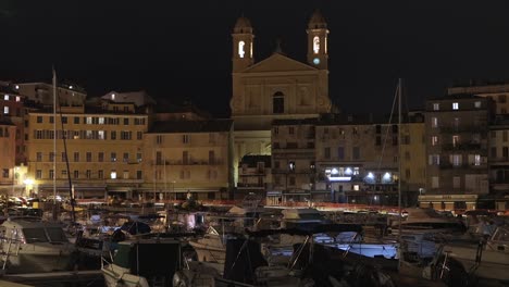 Nachtansicht-Des-Alten-Hafens-Von-Bastia-Mit-Der-Kirche-Saint-Jean-Baptiste-Im-Hintergrund