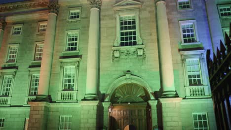 Gente-En-La-Entrada-De-La-Universidad-Trinity-College-Por-La-Noche-En-Dublín,-Irlanda