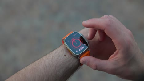 Scrollen-Durch-Die-Symbole-Auf-Der-Apple-Smart-Watch-Ultra-2-Am-Handgelenk