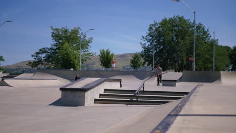 Kickflip-Backside-Tailslide-En-Un-Hubba-Por-Un-Skater