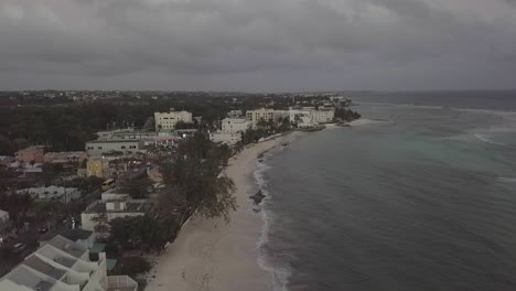 Flug-über-Den-Strand-Und-Die-Hotels-In-Barbados-Mit-Mavic-Pro-Am-Abend,-Vogelperspektive-Auf-Den-Strand-In-Barbados-In-Der-Karibik