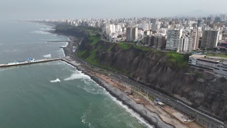 Luftdrohnenaufnahmen-Am-Morgen-Der-Skyline-Von-Lima,-Der-Hauptstadt-Von-Peru-In-Südamerika,-Miraflores-Chorrillos,-Barranco-Malecón-De-Miraflores,-Klippen