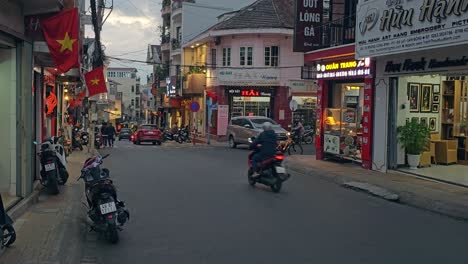 Nachtszene-Auf-Den-Straßen-Der-Stadt-In-Der-Innenstadt-Von-Da-Lat-In-Vietnam