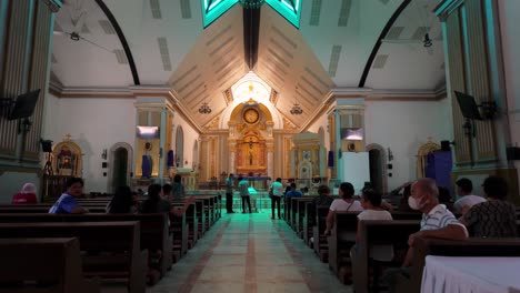 Ciudad-De-Dumaguete,-Filipinas---Entrando-En-La-Gran-Nave-De-La-Catedral-De-Dumaguete,-También-Venerada-Como-La-Catedral-De-San