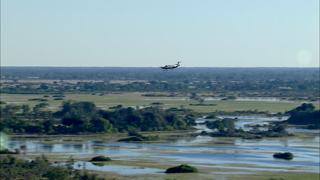 Aviones-Turísticos-Acercándose-Y-Aterrizando-En-Una-Pista-De-Tierra-En-El-Delta-Del-Okavango-En-Botswana.