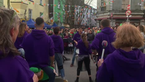 Samba-Künstler-Spielen-In-Der-Berühmten-Cross-Street-Im-Stadtzentrum-Von-Galway-Während-Des-St.-Patrick&#39;s