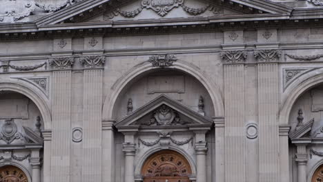 Tilt-down-imposing-stone-facade-of-Metropolitan-Cathedral,-Santiago