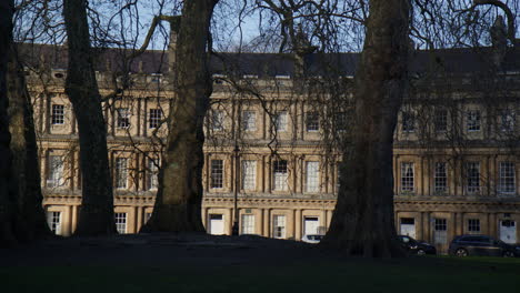 Die-Historische-Manege-Des-Zirkus-Mit-Großen-Stadthäusern-In-Der-Stadt-Bath,-Somerset,-England,-Großbritannien