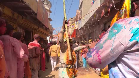 pov-shot-many-pehoplay-ray-playing-holi-in-the-bazar-and-selling-different-dhuleti-items-like-picchkari-and-color-and-the-bazar-is-decorated-with-kits