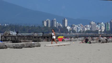 La-Playa-De-Kitsilano-Y-El-Horizonte-De-Vancouver-Con-Montañas.