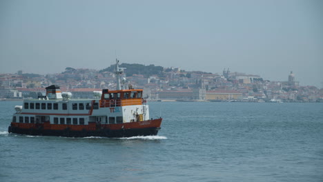 Cacilheiro-Llegando-A-Cacilhas,-Almada