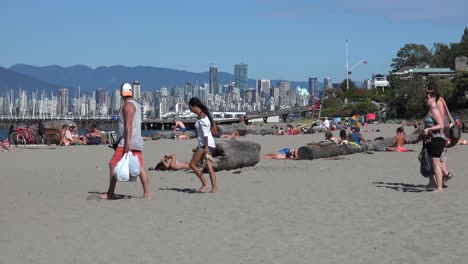 Gente-Caminando-En-Una-Playa-En-Vancouver-Canadá