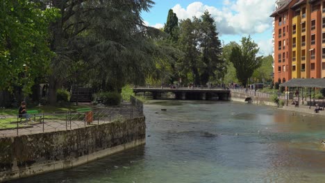 Un-Río-Emblemático-De-Annecy-Desemboca-Directamente-En-El-Lago-De-Annecy