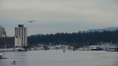 El-Famoso-Bombardero-De-Agua-Martin-Mars-Acercándose-A-Una-Gota-De-Agua-En-El-Puerto-De-Vancouver