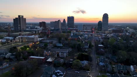 Sonnenaufgang-über-Der-Skyline-Von-Winston-Salem,-North-Carolina