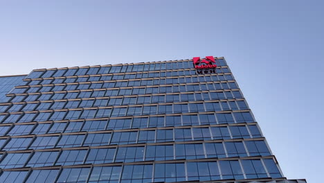 Edificio-De-La-Sede-Mundial-De-Adobe-Y-Logotipo-Contra-Un-Cielo-Azul