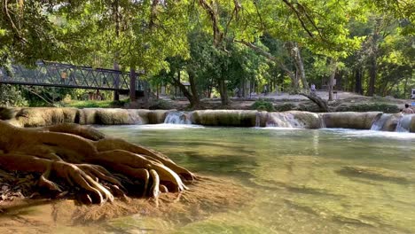 Arroyo-De-Agua-En-La-Selva-Y-El-Puente-De-Hierro,-Tailandia