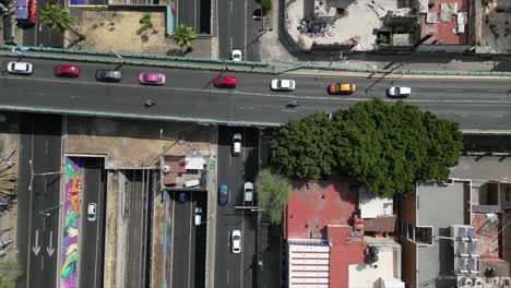 Impresionante-Vista-Desde-Un-Dron-De-Cómo-Se-Forma-El-Tráfico-Sobre-Un-Puente-Que-Cruza-Tlalpan,-Una-Avenida-Importante-En-La-Ciudad-De-México