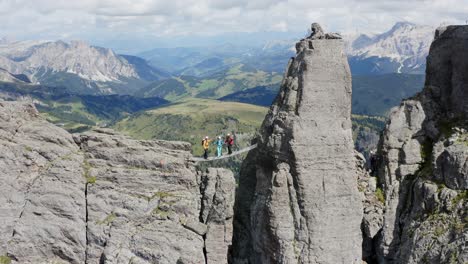 El-Equipo-De-Trekking-Experimenta-El-Desafío-De-Un-Puente-De-Cuerda-A-Gran-Altitud-En-Las-épicas-Montañas-Dolomitas.