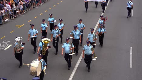 Eine-Instrumentalband-Tritt-Auf,-Während-Sie-Während-Der-Anzac-Day-Parade-Die-Straße-Entlang-Marschiert