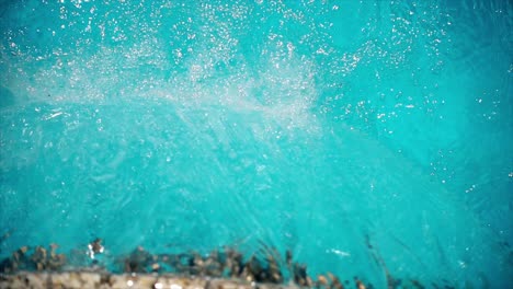 Salpicaduras-De-Agua-De-Piscina-En-Cámara-Lenta.