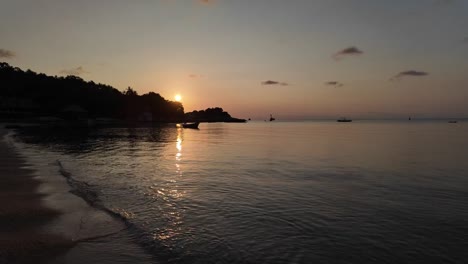 Ruhige-Küste-Von-Koh-Tao,-Thailand,-Aufgenommen-Bei-Sonnenuntergang,-Mit-Den-Strahlen-Der-Abendsonne,-Die-Sich-Im-Wasser-Spiegeln