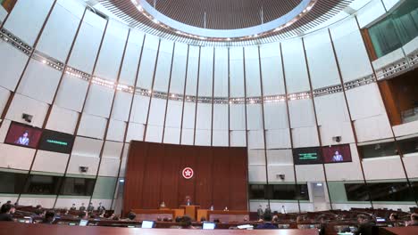 Vista-Panorámica-De-La-Cámara-Principal-Del-Edificio-Del-Consejo-Legislativo-Mientras-Carrie-Lam-Pronuncia-El-Discurso-Político-Anual-En-Hong-Kong.