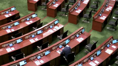 Vista-Aérea-De-Un-Legislador-Sentado-En-La-Cámara-Principal-Momentos-Antes-De-La-Llegada-De-Los-Legisladores-De-Hong-Kong-Y-El-Jefe-Ejecutivo-Al-Edificio-Del-Consejo-Legislativo-En-Hong-Kong