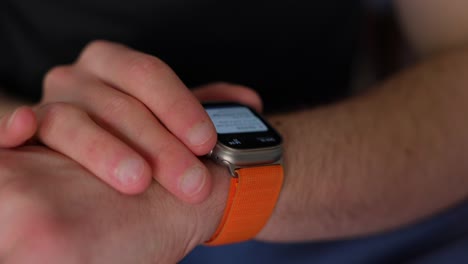 Scrollen-Durch-Die-Symbole-Auf-Der-Apple-Smart-Watch-Ultra-2-Am-Handgelenk-Im-Innenbereich