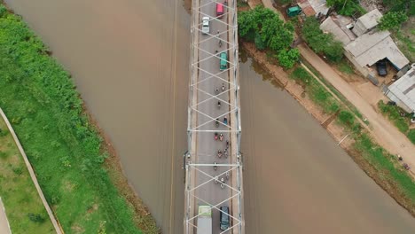 Imágenes-Aéreas-De-Drones-Tomadas-Sobre-El-Puente-Citarum-Sobre-El-Río-Citarum-Indonesia,-Con-Tráfico,-Automóviles-Y-Camiones,-Cruzando-A-La-Luz-De-La-Mañana