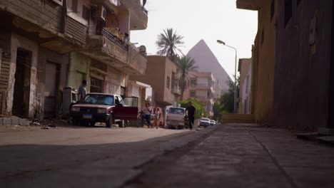 El-Hombre-Hace-Un-Kickflip-En-Su-Patineta-En-Egipto.