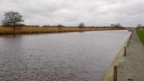 Aufnahme-Mit-Blick-Auf-Den-Fluss-Bure-Mit-Festgemachtem-Boot-Im-Hintergrund