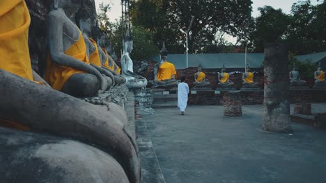 Monja-Budista-Camina-En-El-Antiguo-Templo-De-Ayutthaya