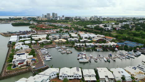 Luftdrohne-Mit-Panoramablick-Auf-Den-Jachthafen-Von-Dinah-Beach-Mit-Booten,-Yachten-Und-Der-Stadt-Am-Horizont,-Darwin,-NT,-Australien