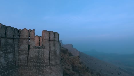 Vista-Aérea-De-Las-Murallas-Del-Fuerte-Ranikot-Durante-La-Hora-Azul-En-El-Distrito-De-Jamshoro,-Sindh,-Pakistán