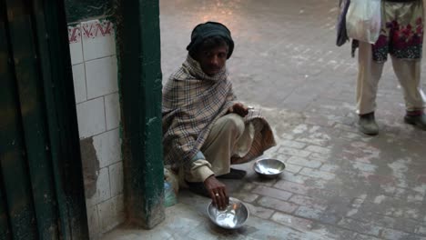 Ein-Bettler-Bettelt-Vor-Einem-Schrein-In-Gujarat,-Pakistan